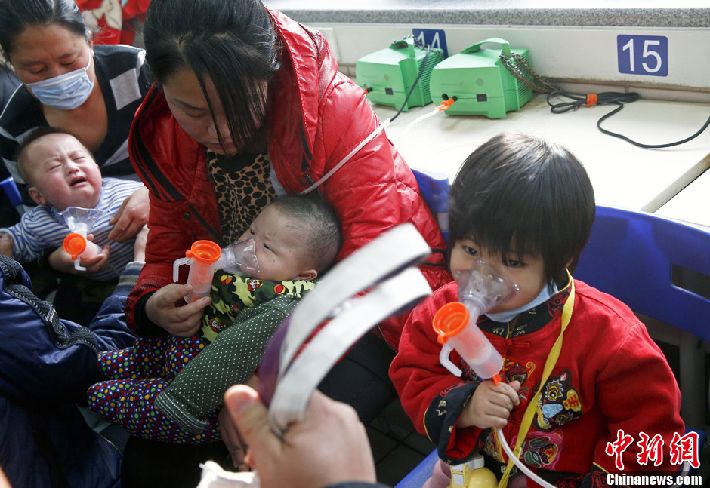 Contaminación record provoca compra compulsiva de mascarillas en Pekín (3)