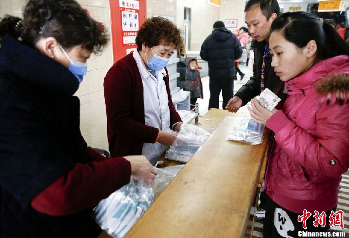 Contaminación record provoca compra compulsiva de mascarillas en Pekín (4)