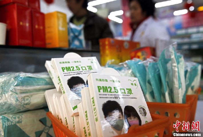 Contaminación record provoca compra compulsiva de mascarillas en Pekín (5)