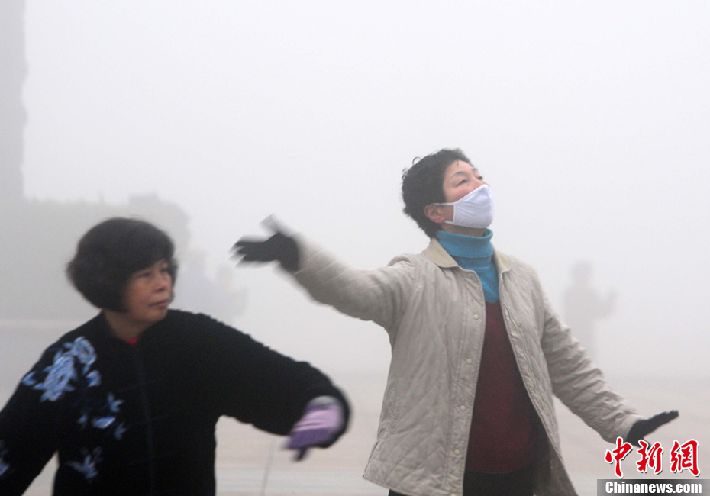 Contaminación record provoca compra compulsiva de mascarillas en Pekín (6)