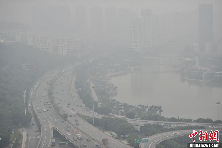 Contaminación record provoca compra compulsiva de mascarillas en Pekín (8)