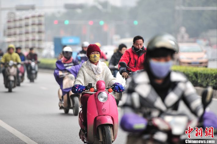 Contaminación record provoca compra compulsiva de mascarillas en Pekín (9)