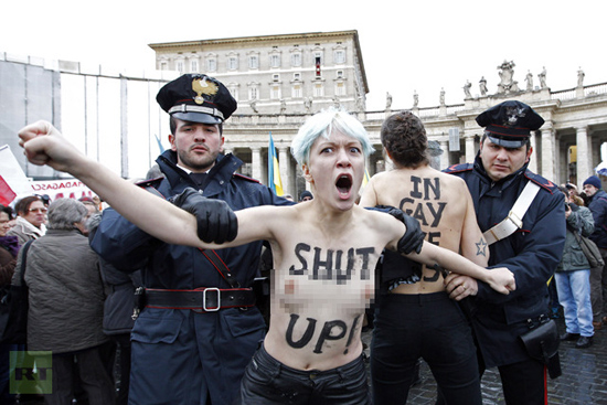 Mujeres desnudas protestan a favor de derechos homosexuales en el Vaticano