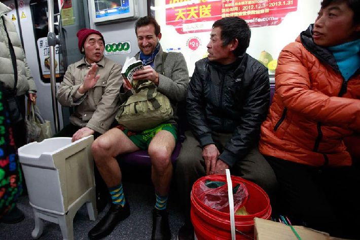 Tonado de "no pantalones" azote en metro de Shanghai