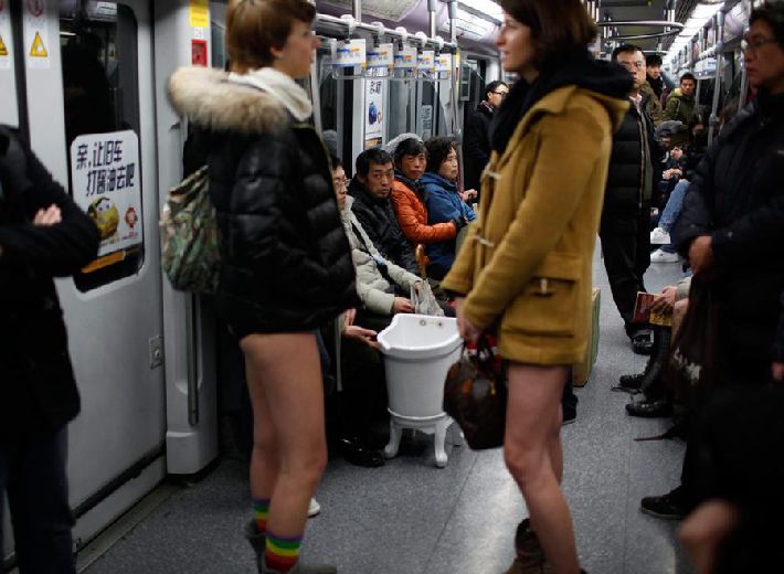 Tonado de "no pantalones" azote en metro de Shanghai (5)