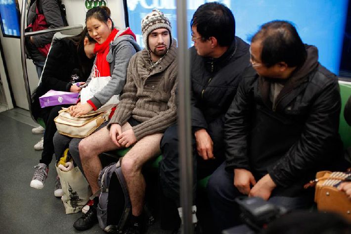 Tonado de "no pantalones" azote en metro de Shanghai (4)