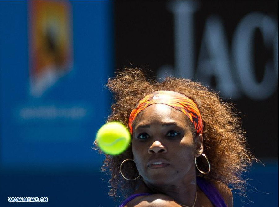 Tenis: Serena Williams gana partido en Abierto de Australia pese a lesión