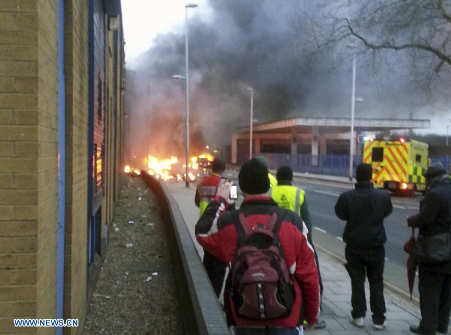 Dos muertos al estrellarse un helicóptero en el centro de Londres