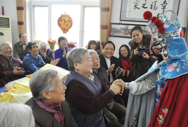 Ancianos de la Residencia para la Tercera Edad de Dongzhimen, Pekín, disfrutan de un espectáculo de opera de Sichuan con el famoso cambio de caras. [Foto/Xinhua]