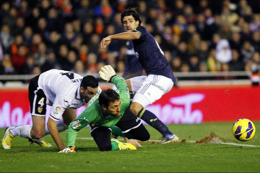 Fútbol: Real Madrid aplasta 5-0 al Valencia en torneo de liga española