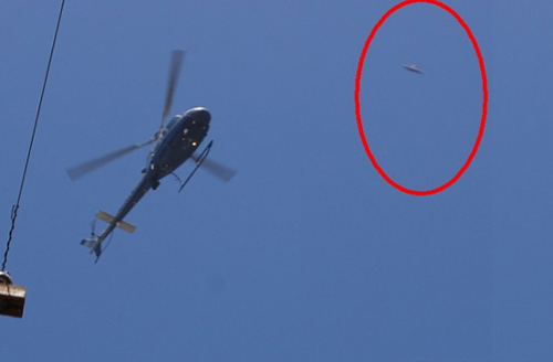 Captan imagen de un OVNI junto a un helicóptero de la policía de Los Angeles
