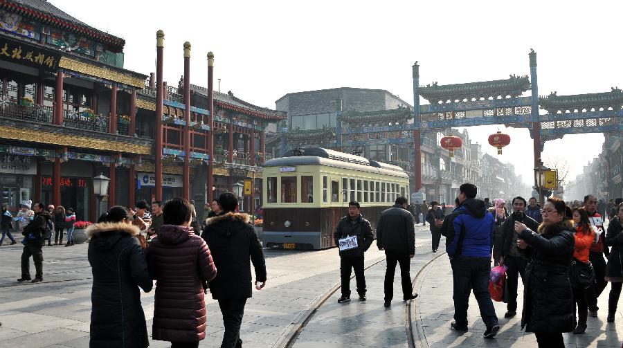 Turistas visitan la calle de Qianmen en Pekín