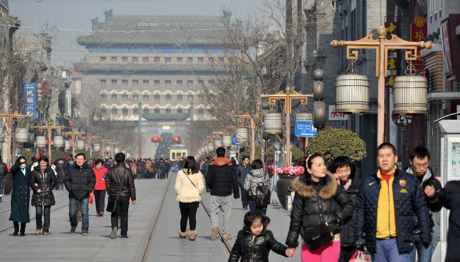 Turistas visitan la calle de Qianmen en Pekín 2