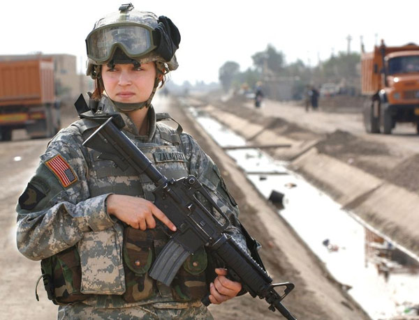 Pentágono eliminará prohibición de mujeres combatientes