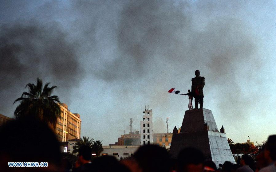 Resurgen enfrentamientos en Egipto durante conmemoración de disturbios