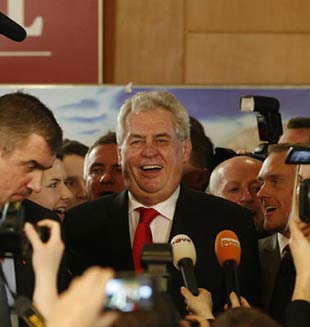 Ex premier gana elecciones presidenciales en República Checa