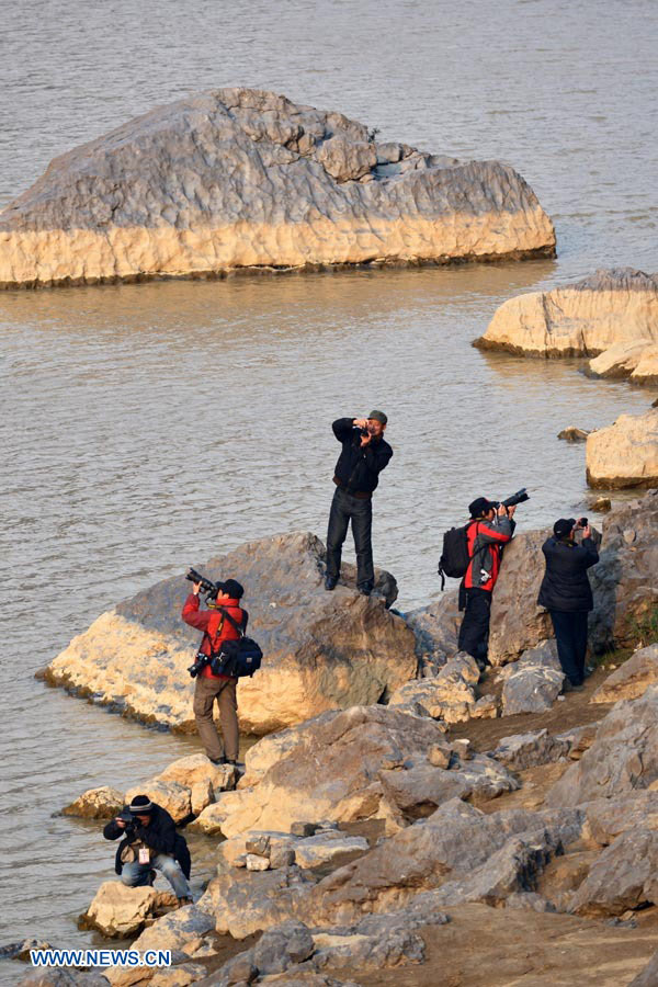 Aficionados a la fotografía captan imágenes en el Río Jialing puede ser apreciada, en el cañon Mingyue, de Guangyuan, en la provincia de Sichuan, al suroeste de China.