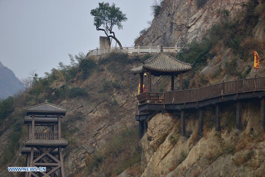 Una sección renovada del corredor antiguo sobre el Río Jialing puede ser apreciada, en el cañon Mingyue, de Guangyuan, en la provincia de Sichuan, al suroeste de China.