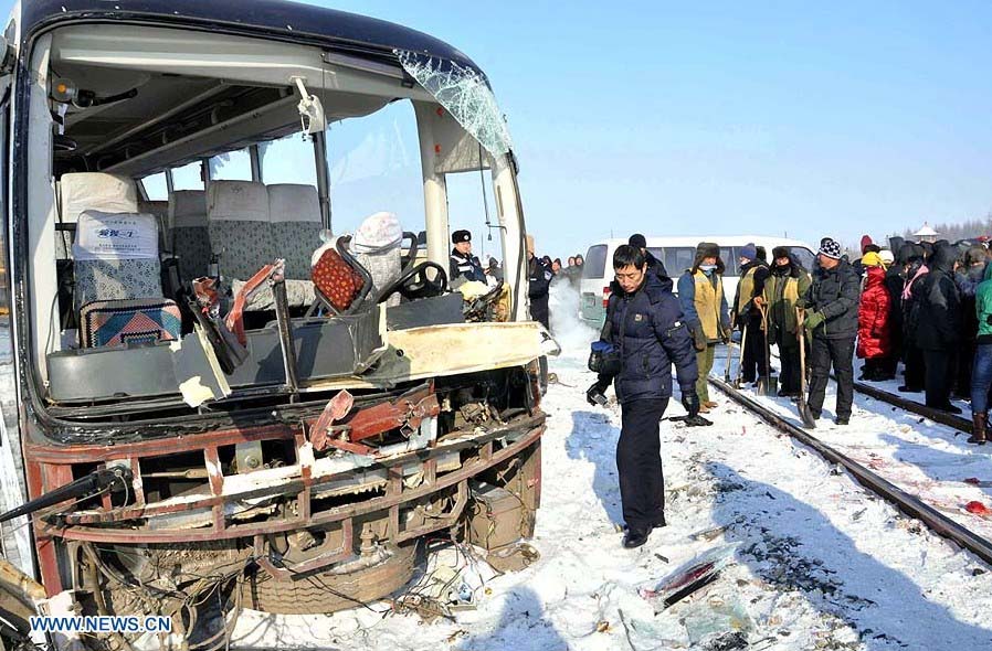 Choque de tren con autobús en China deja 9 muertos y 36 heridos