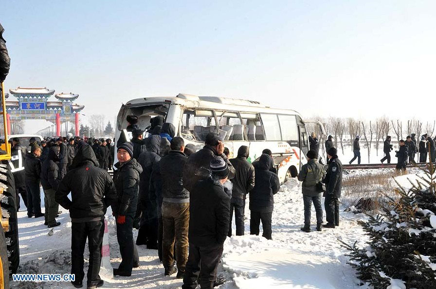 Choque de tren con autobús en China deja 9 muertos y 36 heridos