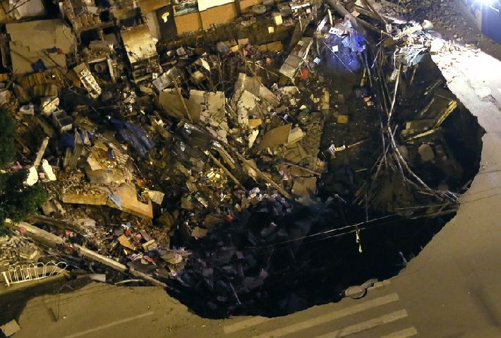 Hundimiento repentino provoca derrumbe de edificio en Guangzhou (3)