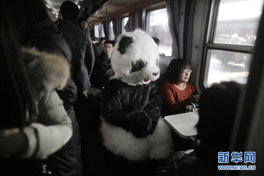 Pasajera vestida de oso panda anima el éxodo del Festival de Primavera