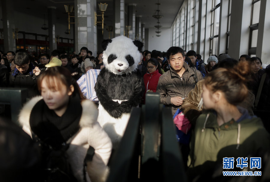 Pasajera vestida de oso panda anima el éxodo del Festival de Primavera (2)