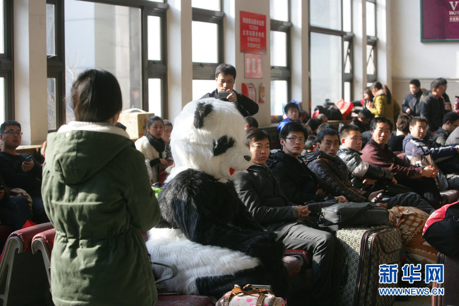Pasajera vestida de oso panda anima el éxodo del Festival de Primavera (6)