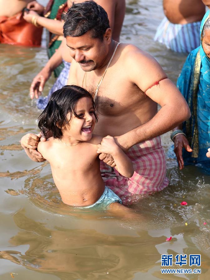 Devotos indios toman baño durante el Festival de Maha Kumbh Mela 5
