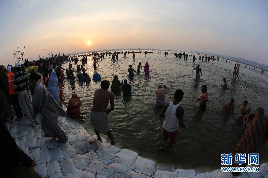 Devotos indios toman baño durante el Festival de Maha Kumbh Mela 4