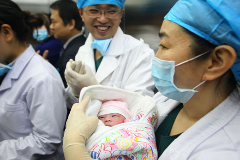Mujer china enferma de ELA da a luz en Beijing