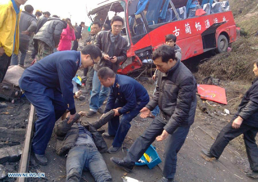 Vuelco de autobús causa 7 muertes en suroeste de China