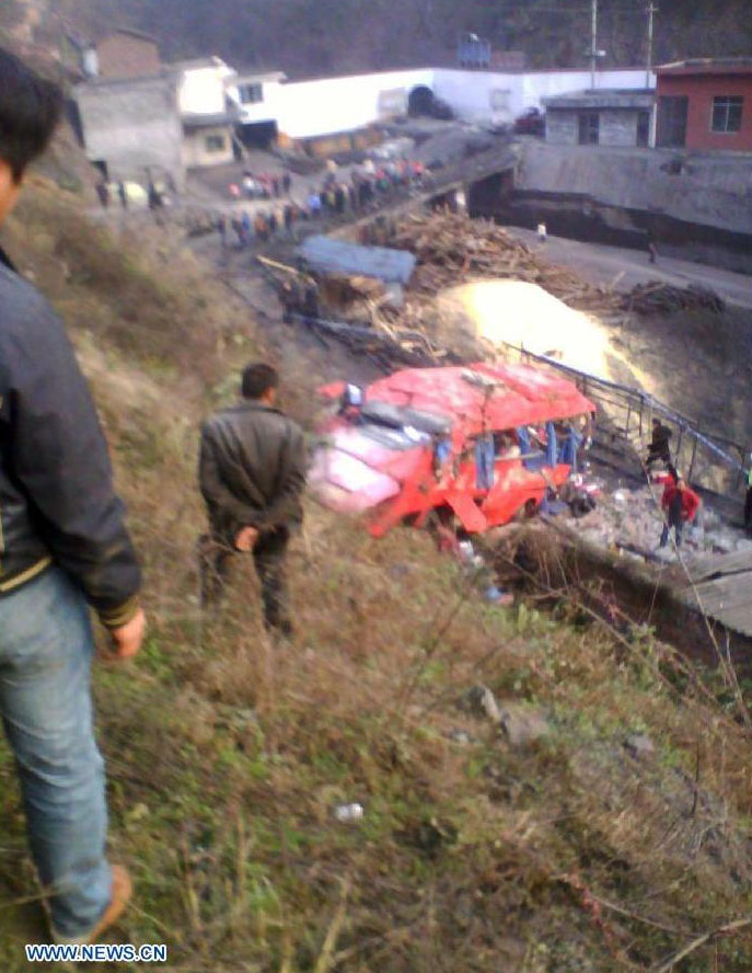 Vuelco de autobús causa 7 muertes en suroeste de China