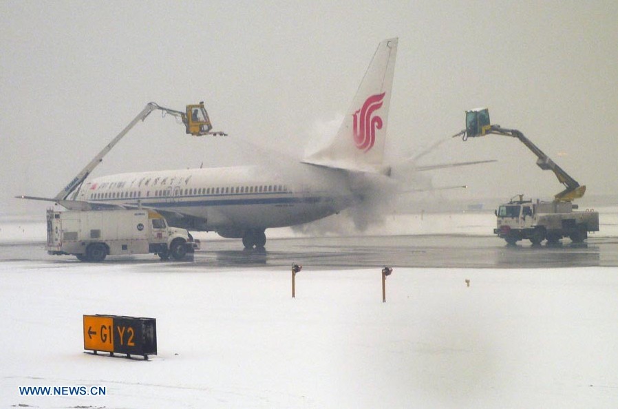 Cancelan más de 100 vuelos por nevadas en Beijing