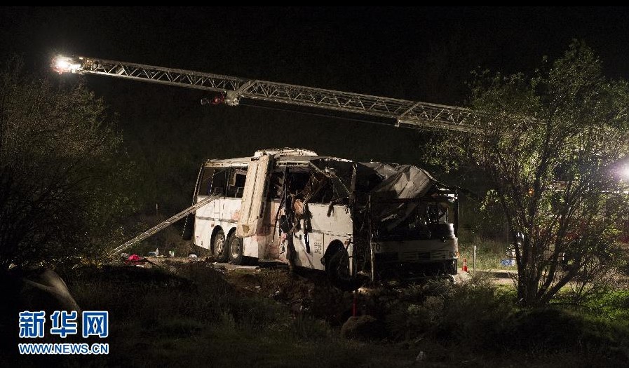 California: Autobús con mexicanos choca; 8 muertos