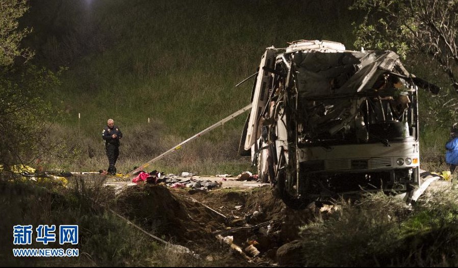 California: Autobús con mexicanos choca; 8 muertos