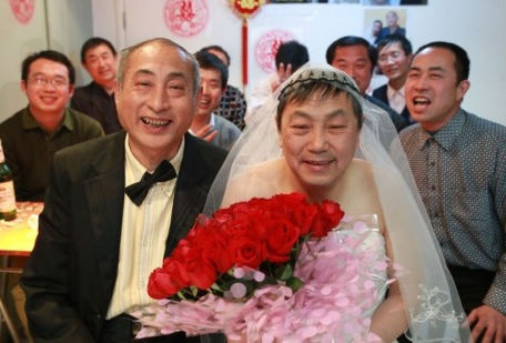 Dos hombres homosexuales de avanzada edad celebraron su boda a las afueras de Pekín, el 31 de enero de 2013.
