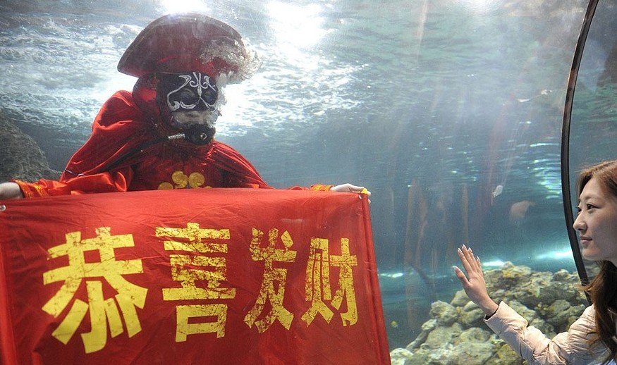 Espectáculo de “cambio de caras” en Mundo Submarino de Shanxi