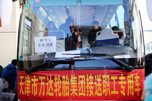 Empresa del norte de China alquila autobuses para llevar empleados a pasar Fiesta de la Primavera en sus hogares