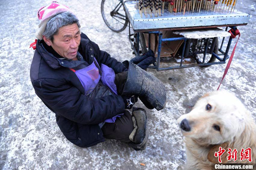“Perro fiel” ayuda a su amo discapacitado a vender por la calle 4