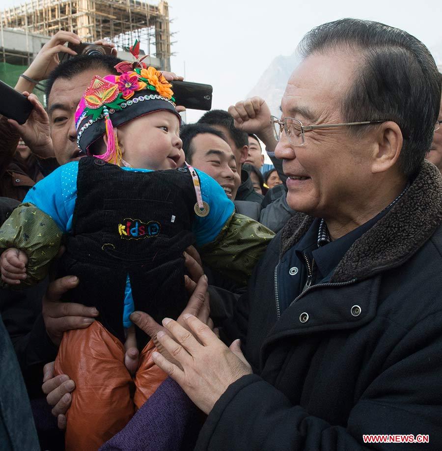 Premier chino pasa víspera de Año Nuevo Lunar con sobrevivientes de desastre 