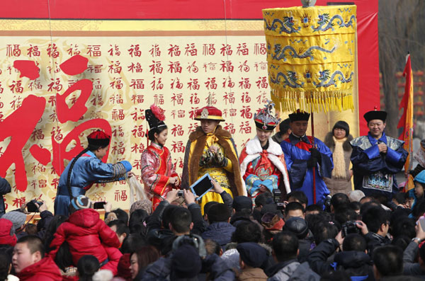Artistas populares actúan en la feria de un templo de Pekín el 13 de febrero. [Foto/Xinhua]