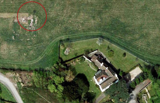 Mujer británica descubre un fantasma en las ruinas de una aldea en los mapas de Google