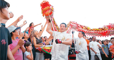 El 9 de febrero, en el barrio chino de Buenos Aires, capital de Argentina, el templo más importante celebró un desfile de año nuevo con danza del dragón entre otras actuaciones.(Foto : Mading Sabala, Xinhua) 