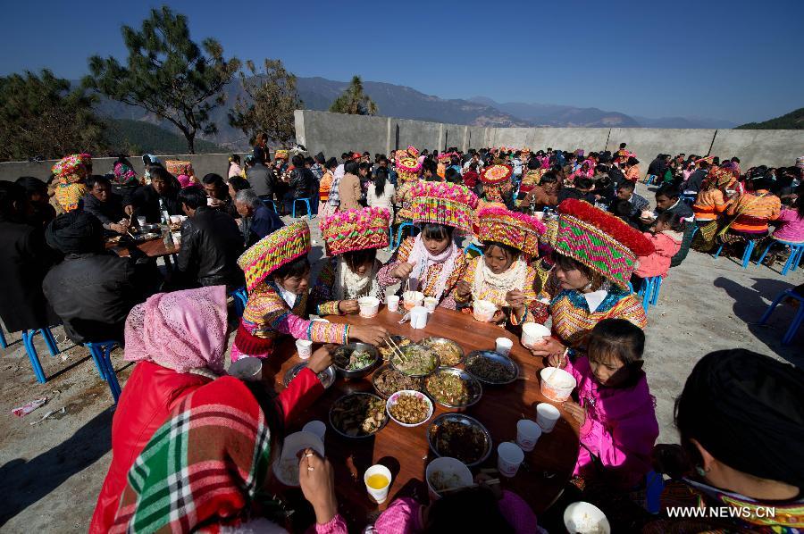 Banquete al aire libre de una boda de la etnia Lisu en Xinyu, condado de Dechang, provincia de Sichuan, el 15 de febrero de 2013. (Xinhua/Jiang Hongjing)