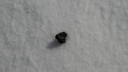 Hallan fragmentos de meteorito en un lago helado de Rusia
