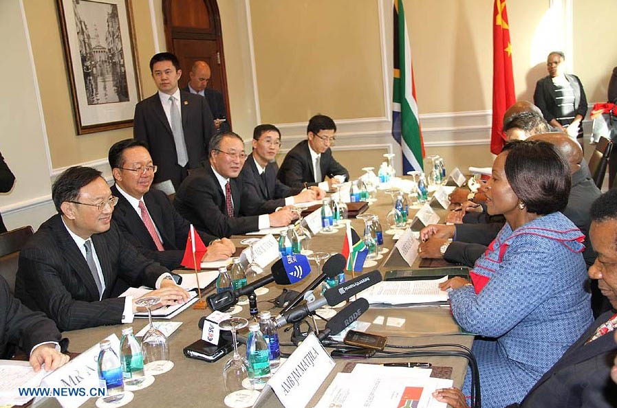Canciller chino conversa sobre lazos bilaterales con homóloga sudafricana