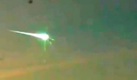 Vídeo de internet muestra un OVNI chocando con el meteorito de Rusia