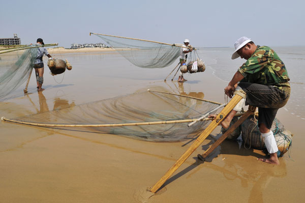 Pescadores se prepara para zarpar a alta mar en Liangcheng, Rizhao, provincia de Shandong. (Foto: Chen Weifeng / China Daily)