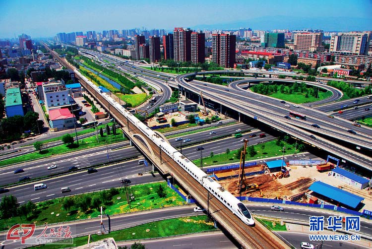 Los trenes llegan hasta la ciudad de Pekín. El 26 de diciembre del 2012, se completó el ferrocarril de alta velocidad entre Pekín y Guangzhou. Con una longitud de 2.298 kilómetros, se trata de la ferrovía de alta velocidad más larga del mundo, que atraviesa el país de norte a sur, pasando por el río Yangtsé, el río amarillo y más de 200 montañas.(Foto: Luo Chunxiao)